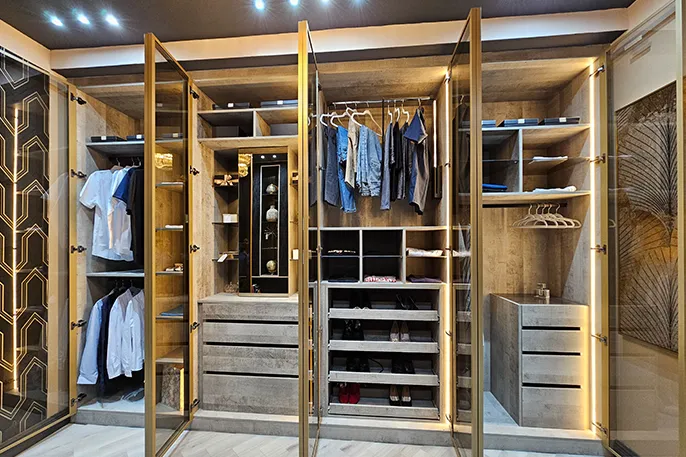 Expanding wardrobe rail outlet